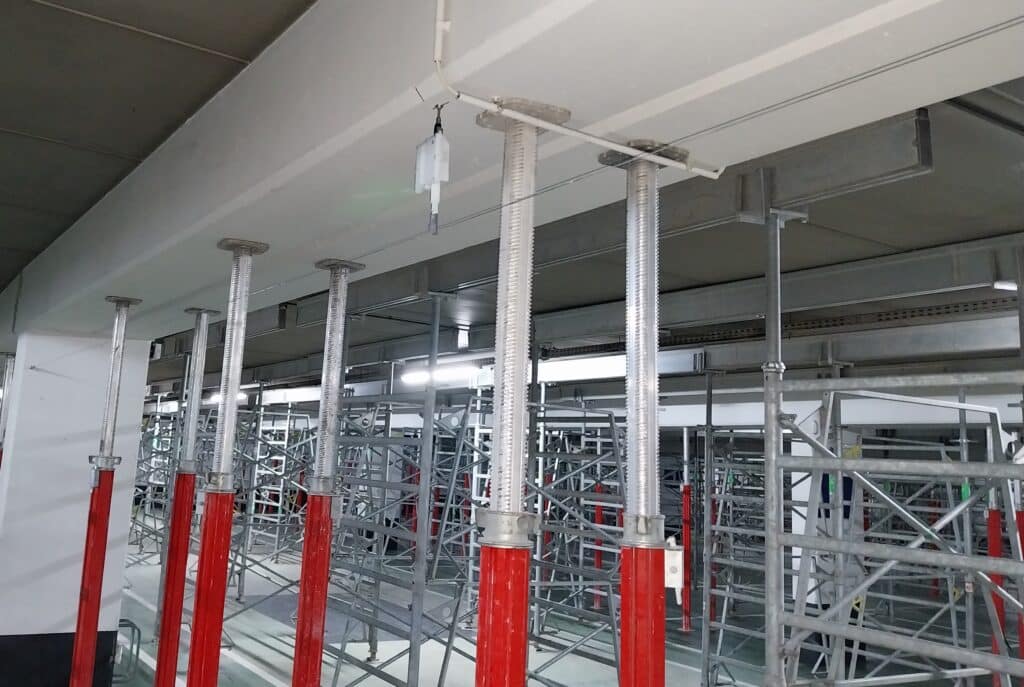 Installation de la jauge R130 pour la surveillance de déformation de structure