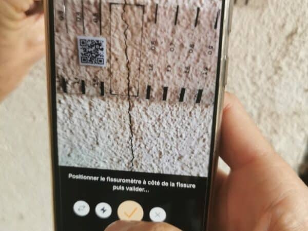 Mesure fissure avec application et fissuromètre augmenté