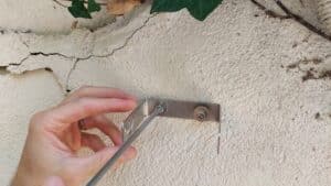 Fixation fissuromètre connecté R2