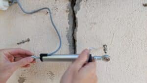 Fixation fissuromètre connecté R2