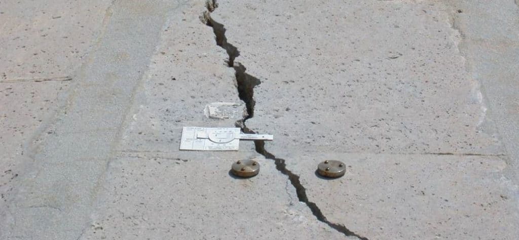 Fixation de la jauge G6 avec les autocollants fournis sur une fissure de largeur irrégulière
