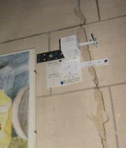 Pose d’une jauge G6 combiné avec une jauge G3 dans une église pour suivre l’évolution d’une déformation sur 2 axes et l’évolution du désaffleurement