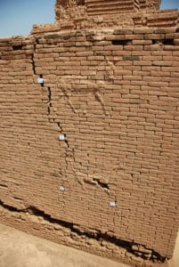 Pose de jauges G6 sur une fissure du mur de la porte d’Ishtar