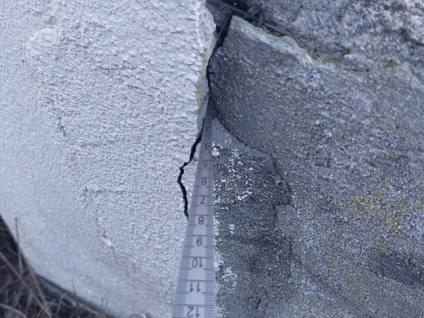 mesure d'une fissure en angle avec la jauge triangulaire