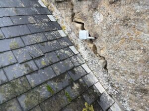 Fissuromètre R1 sur église