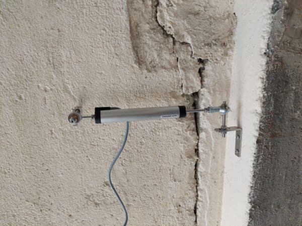 Fissuromètre connecté R2 à grande amplitude en angle