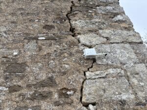 Fissuromètre R1 sur église